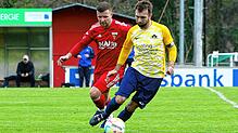 Yannick Stadelhofer (vorne) fungiert zukünftig als Spielertrainer für den Landesligisten SG Dettingen-Dingelsdorf.