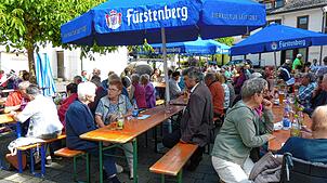 Beim Pfarrfest in Nußbach trifft man immer wieder Bekannte und so kommt es natürlich zu manch gemütlichen Plausch. Foto: Priska Dold