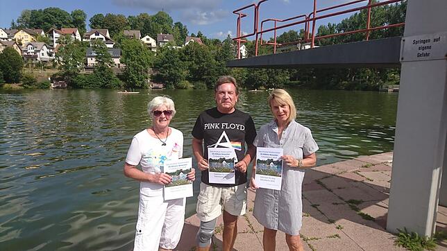 Joachim Schüssl aus Villingen–Schwenningen ist der 40&nbsp;000. Besucher am Klosterweiher, Brigitte Höppner aus Villingen-Schwenningen ...
