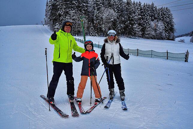 Das ist spitze. Familie Michael, Anja und Juliane Joos aus Bad Dürrheim freut sich. Gleich dürfen sie eine Stunde lang allein am ...