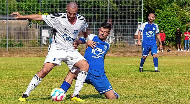 Aufstieg per Wechsel: Alex Contorno (Mitte) hat zwar mit dem FC Hauingen die Relegation zur Bezirksliga gegen den SV Blau-Weiß Murg ...