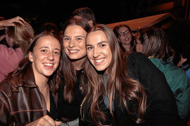 Bild 17: Konstanzer Weinfest 2025: Der Stephansplatz ist voll und die Stimmung prima