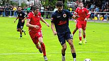Mokthar Boulachab (Mitte) wechselte nach dem Abstieg aus der Regionalliga mit dem FC 08 Villingen zum Türk. SV Singen.