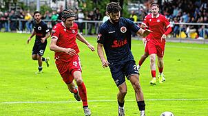 Mokthar Boulachab (Mitte) wechselte nach dem Abstieg aus der Regionalliga mit dem FC 08 Villingen zum Türk. SV Singen.