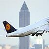 Und fliegt und fliegt und fliegt: Das neueste Jumbo-Modell 747-400  der Lufthansa hebt vor der Silhouette des Frankfurter Messeturms ab. ...