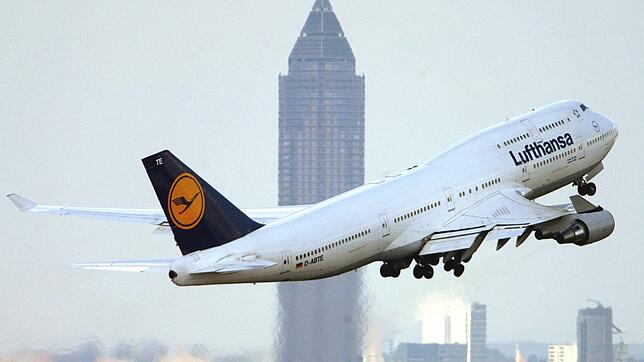 Und fliegt und fliegt und fliegt: Das neueste Jumbo-Modell 747-400  der Lufthansa hebt vor der Silhouette des Frankfurter Messeturms ab. ...