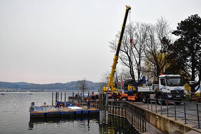 Bild 22: Bilder vom Zusammenbau einer Bohrplattform im Bodmaner Hafen