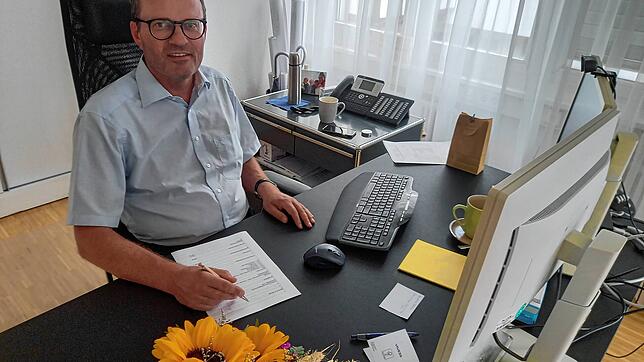 Severin Graf hat wieder an seinem Schreibtisch im gelben Rathaus Platz genommen.
