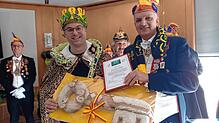 Jetzt haben die Narren das Sagen im Städtle! Der abgesetzte Bürgermeister Ulrich Krieger (links) übergibt den gebackenen Stadtschlüssel ...