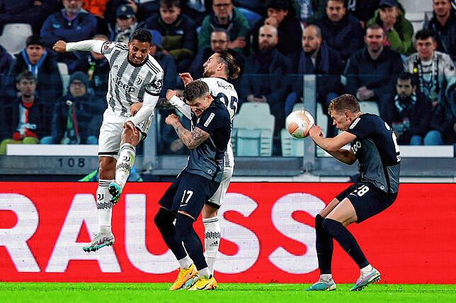Fußball: Europa League, Juventus Turin – SC Freiburg, Achtelfinale, Hinspiel, Allianz Stadium. Freiburgs Matthias Ginter (r) ...