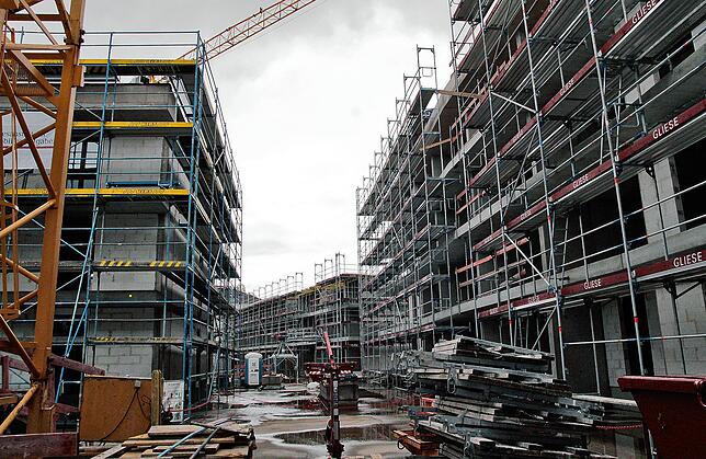 Die Gebäude stehen, jetzt beginnt Haus für Haus der Innenausbau. Aktuell sind die Arbeiten für Heizung und Sanitär angelaufen.