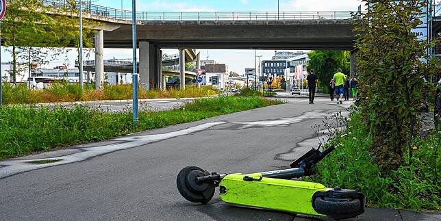 (Archivbild) Blick auf die Schänzlebrücke Anfang Oktober 2023. Vorn liegt auf dem Fuß- und Radweg an der Reichenaustraße ein E-Scooter.