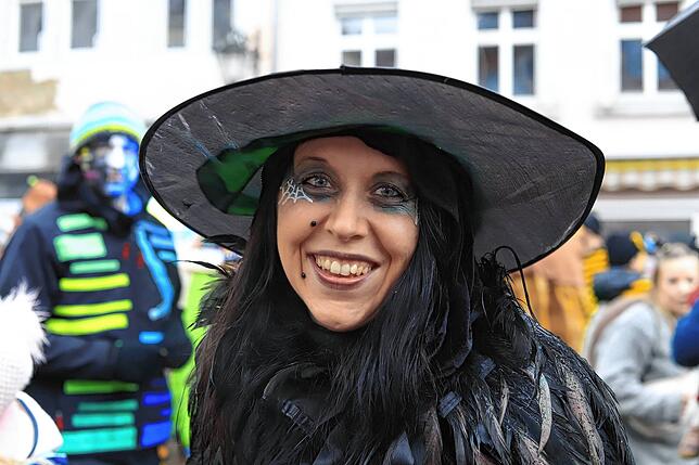 Bild 34: Überlingen am Schmotzigen Donnerstag: Bunte Bilder vom Kindergarten-Zug in der Altstadt
