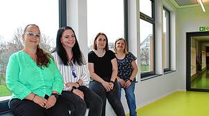 Das Leiterteam im verbindenden Korridor zwischen den Gebäuden. Von rechts Melanie Grimm (Gesamtleitung und Leitung Krippe und ...