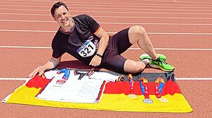 Daniel Kaiser freut sich über seine drei Medaillen bei den World Police and Fire Games in Birmingham in den USA.