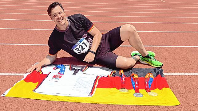 Daniel Kaiser freut sich über seine drei Medaillen bei den World Police and Fire Games in Birmingham in den USA.