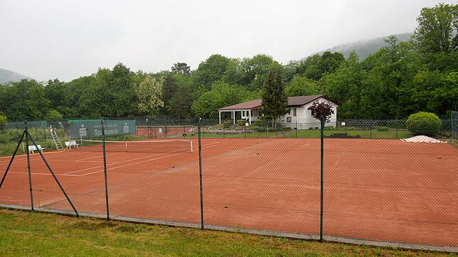 Soll abgerissen und wieder neu aufgbebaut werden: Die Sportanlage des TC Gurtweil auf dem Firmengelände des Netzbetreibers Amprion. ...