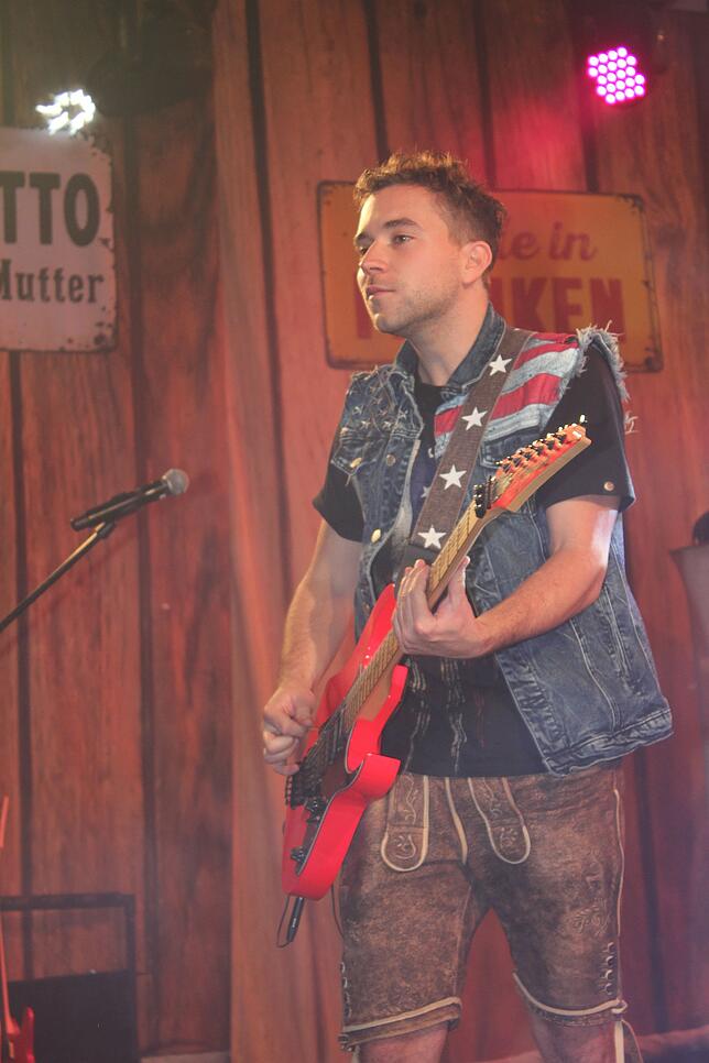 Bild 4: Volles Haus bei der Nikolausparty in Rietheim-Weilheim mit den Dorfrockern &ndash; die Bilder