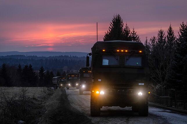 Eine Lkw-Kolonne der US-Armee fährt in der Dämmerung durchs südöstliche Polen.
