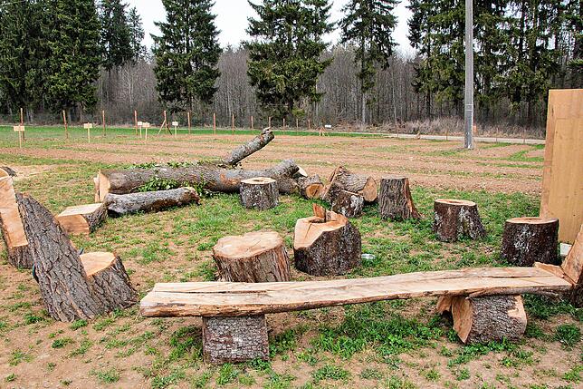 Auf Holzklötzen und Bänken können sich müde Gärtner auch mal ausruhen.