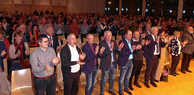Das Badener-Lied wird von den zahlreichen Besucherinnen und Besuchern auf Wunsch des scheidenden Bürgermeisters Wolfgang Sigrist mit ...