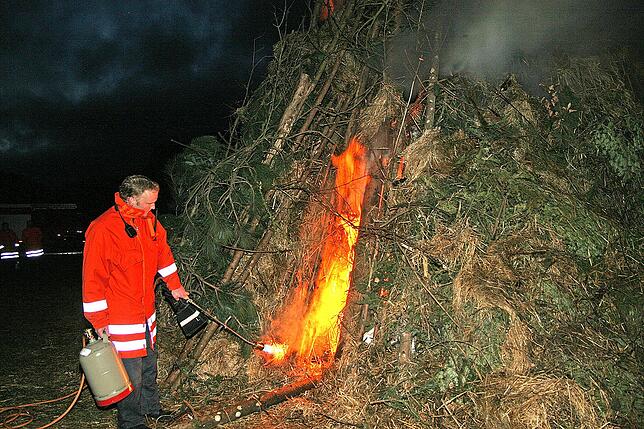Gaskartuschebrenner oder Wachsfackeln eignen sich besonders zum Anzünden des Funkenfeuers.