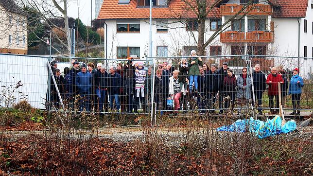 30 Bürger haben sich zu Fernsehdreharbeiten in der Ortsmitte von Mühlhofen versammelt, um zu zeigen, dass hier etwas passieren muss. ...
