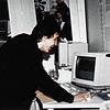 Armin Gmeiner an seinem Arbeitsplatz 1985. Computer nahmen damals physisch noch viel Raum ein.