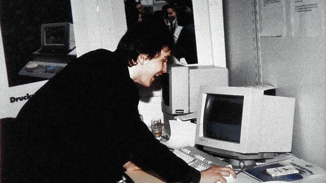Armin Gmeiner an seinem Arbeitsplatz 1985. Computer nahmen damals physisch noch viel Raum ein.