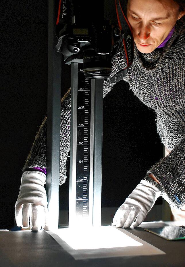 Lorena Gouet Yaconi von der Bildkonserve in Stuttgart ist auf diesem Bild dabei, die Hotz-Negative zu konservieren.