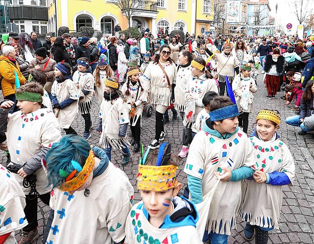 Hunderte kleine Narren ziehen beim Umzug durch die Innenstadt.
