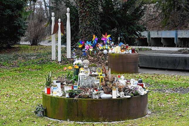 Der Verein Sternenkinder hat das Geld aus dem Vereinswettbewerb in die Finanzierung dieses Grabfeldes auf dem Villinger Friedhof gesteckt.