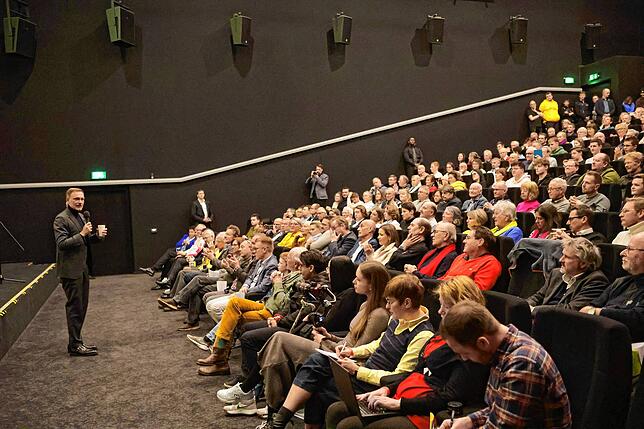 Christian Lindner, Spitzenkandidat der FDP für die Bundestagswahl, spricht im Cinestar in Konstanz vor 286 Zuschauern.