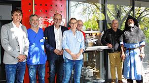 Sie feiern 15 Jahre Babyklappe (von links): Timo Petersen (DRK), Rüdiger Trechow (Kinderklinik), OB Bernd Häusler, Friederike Eilbracht ...