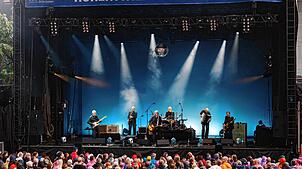 Die Berliner Band „Element of Crime“ erfreut ihre Fans beim Hohentwielfestival in Singen.