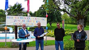 Bürgermeister Stefan Kaiser (links) verband seinen Dank an Dieter Gleichauf für dessen berufliches Engagement und die Treue zum ...