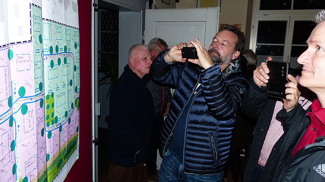 Einige Besucher fotografierten den Bebauungsplan nach der Ortschaftsratsitzung ab.