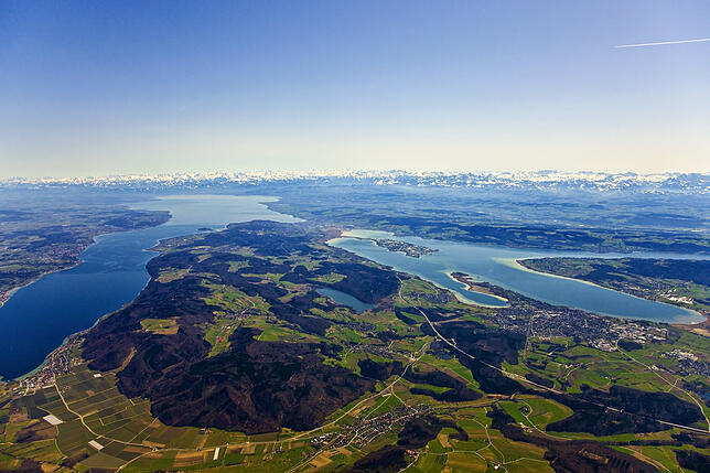 Der Bodensee: 63 Kilometer lang, 14 Kilometer breit und bis zu 250 Meter tief. Ein gigantischer Wasserspeicher, der viele Menschen in ...
