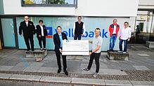 Der gute Zweck beim virtuellen Lauf des Lake Estates Halbmarathon ist bereits erfüllt: Markus Ott (vorne links) von der Volksbank ...