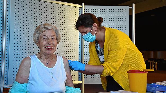 Ivana Mauch impft die 90-jährige Irmhild Baumann. Sie ist die erste Bewohnerin des Bad Dürrheimer Kurstifts, die ihre dritte ...