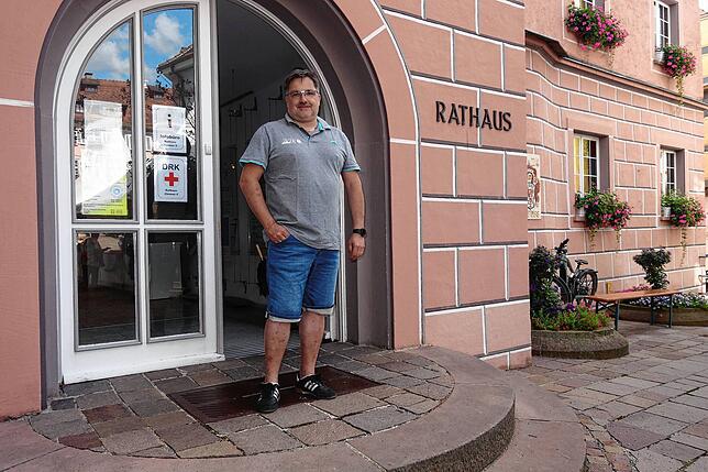 Von der Stadtverwaltung wünscht sich Michael Hertenstein, hier vor dem Rathaus, die zügige Sanierung von Bahnhof- und Breitestraße.