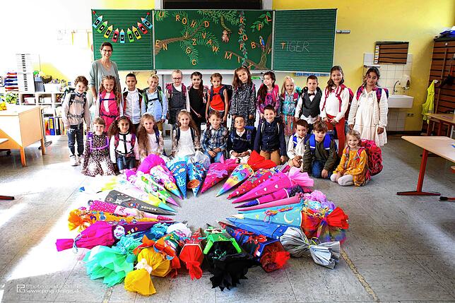 Die Klasse 1 der Grundschule Beuren a.d. Aach mit ihrer Klassenlehrerin Susanne Vahl.