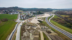 (Archivbild von Dezember 2024) Seit 2007 wird auf der B33 gebaut. Die Verkehrsführung ähnelt seitdem zwischenzeitlich einer Achterbahnfahrt.