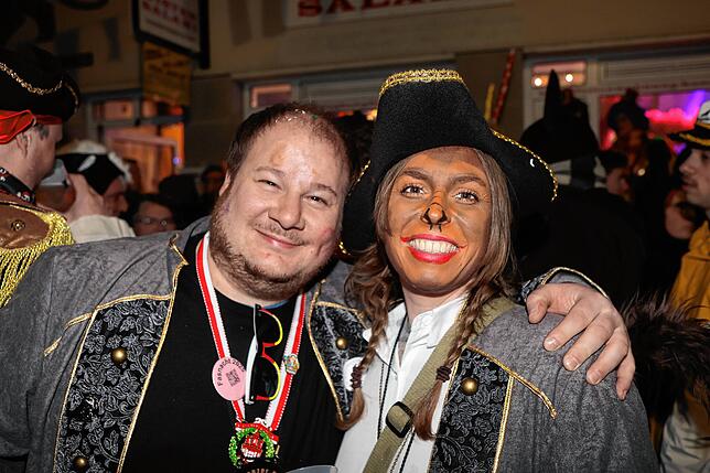 Bild 19: So glückselig wird am Rosenmontag in Konstanz weitergefeiert