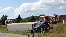 Bild : Sattelzug kippt um - B311 in Richtung Tuttlingen gesperrt