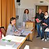 Die ersten Wähler geben im neuen Hammereisenbacher Wahllokal in der Festhalle ihre Stimme ab. Im Bild die Wahlhelfer Andreas Demattio ...