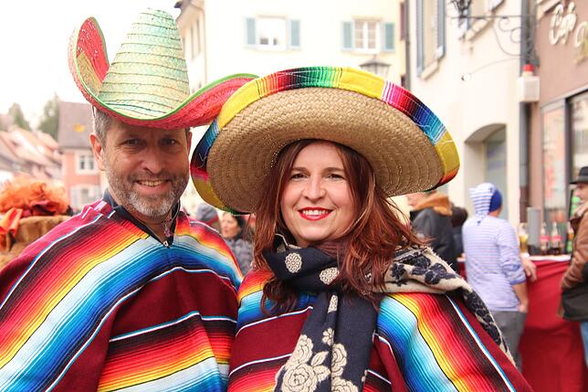 Christiane Allweier und Jürgen Weber gehen aus romantischer Erinnerung heraus als Mexikaner. Nachdem sie sich kennen gelernt haben, vor ...