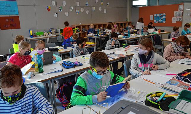 Realschüler am Markdorfer Bildungszentrum in der siebten Stunde – und immer noch mit Mund-Nasen-Schutz.