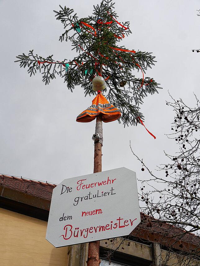 Die Freiwillige Feuerwehr aus der Hegauer Doppelgemeinde hat den neuen Bürgermeister mit einem Bürgermeisterbaum vor dem Rathaus schon ...