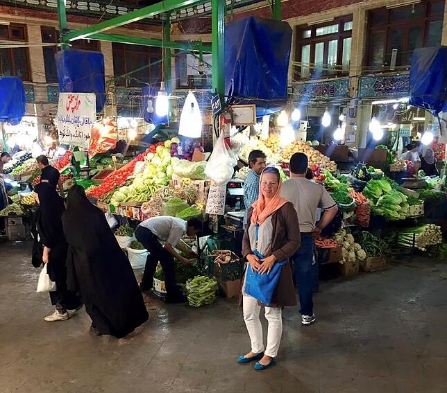 Janine Regel-Zachmann auf einem Basar in Teheran, Iran.
